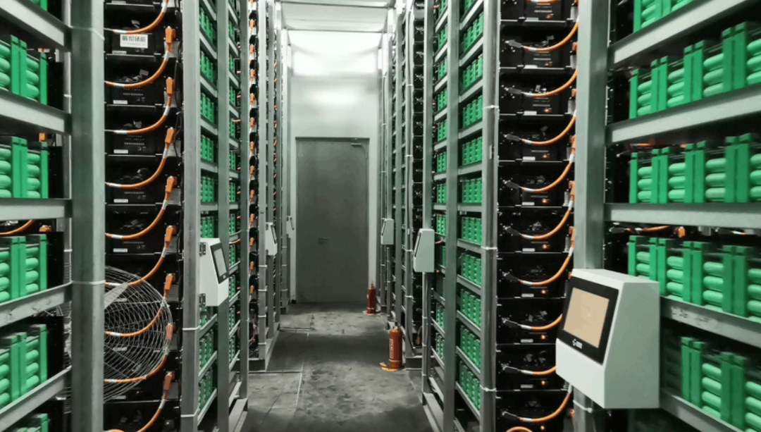 储能系统在电池簇旁配置了手持式消防器械,可以对早期事故进行应急